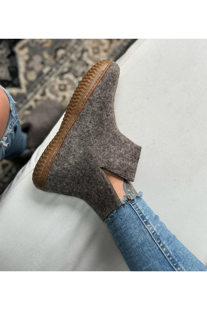 SHUS.dk håndlavet brun uldstøvle i 100% ren uld med slidstærk gummisål og behageligt dansk design