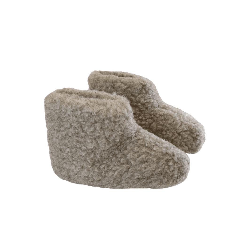 Fluffy uldstøvler fra SHUS.dk i grå farve – håndlavet i Indien med New Zealandsk uld, ruskindssål og selvrensende egenskaber.