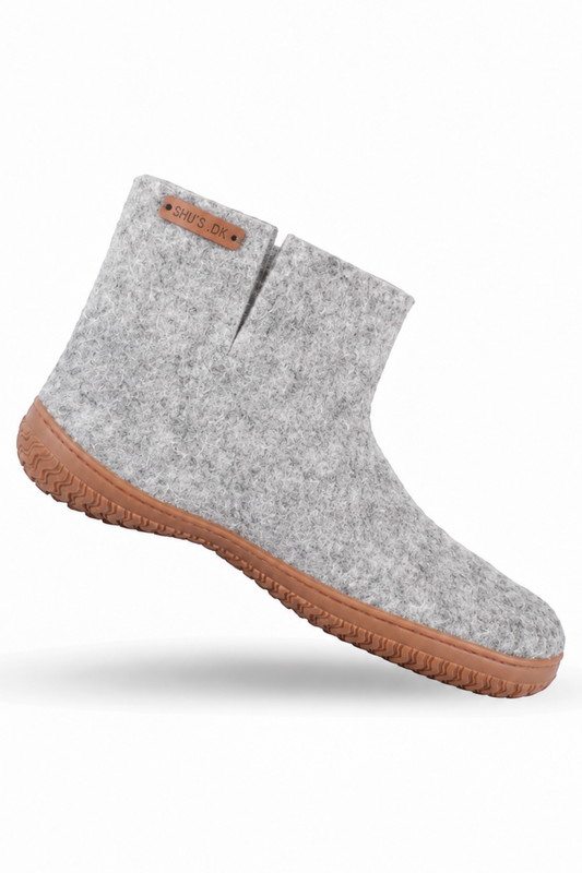 SHUS.dk håndlavet grå uldstøvle i 100% ren uld med slidstærk brun gummisål og dansk design.
