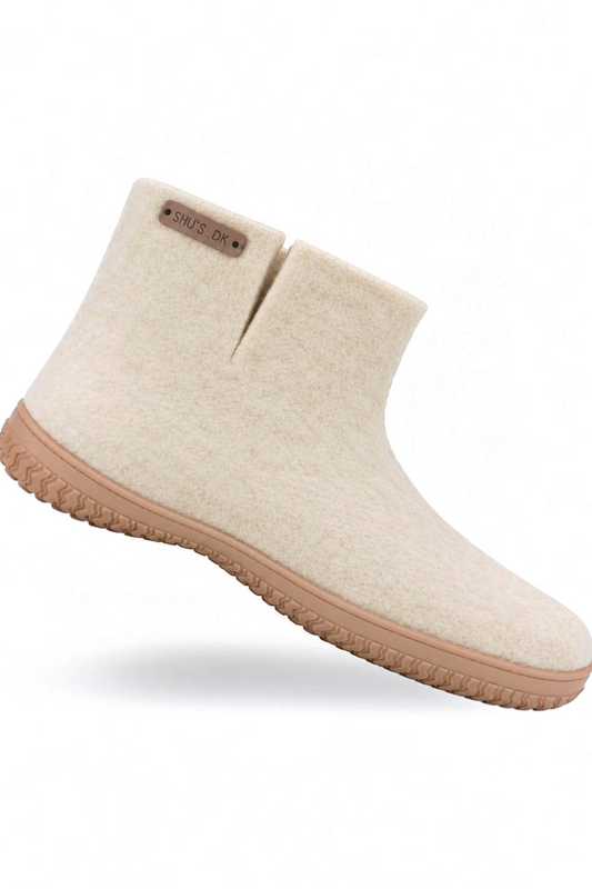 SHUS.dk beige uldstøvle med højt skaft og slidstærk gummisål, håndlavet i 100% ren uld fra New Zealand.