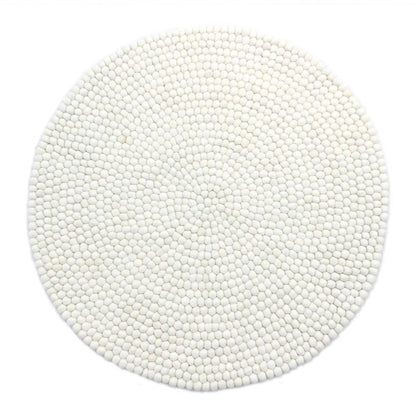 Hvidt håndlavet kugletæppe af 100% ren uld tilføjer hygge og stil. Blødt uld materiale og enestående design. Perfekt til at skabe en varm atmosfære i dit hjem.