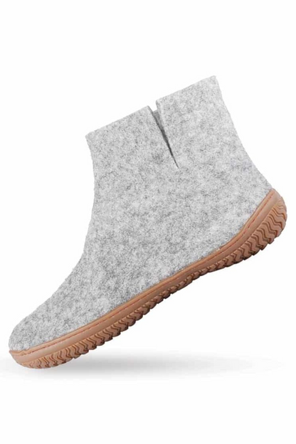 Håndlavede grå uld hjemmesko med høj skaft fra Shus.dk, lavet af 100% New Zealandsk uld, sikrer varme og komfort. Med natur gummisål. Dansk design.