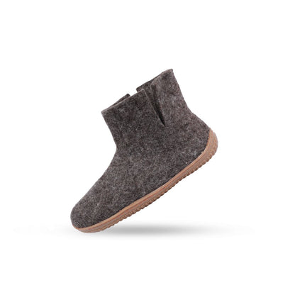 Håndlavede grå uld hjemmesko fra Shus.dk, lavet af 100% New Zealandsk uld, sikrer varme og komfort. Med høj skaft og gummisål. Dansk design.