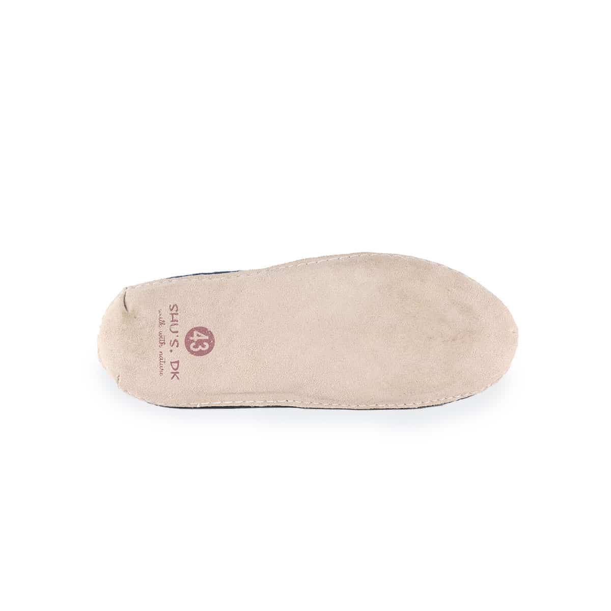 Håndlavede blå uldtøffel fra Shus.dk, lavet af 100% New Zealandsk uld, sikrer varme og komfort. Med skindsål. Dansk design.