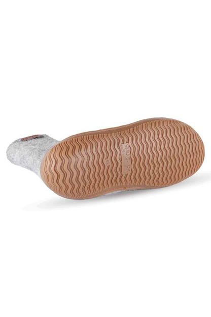 Håndlavede grå uld hjemmesko med høj skaft fra Shus.dk, lavet af 100% New Zealandsk uld, sikrer varme og komfort. Med natur gummisål. Dansk design.