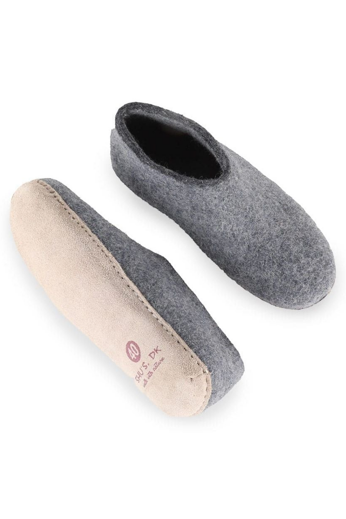 SHUS.dk håndlavede uldhjemmesko i denim grå med slidstærk ruskindssål, set fra siden og ovenfra.