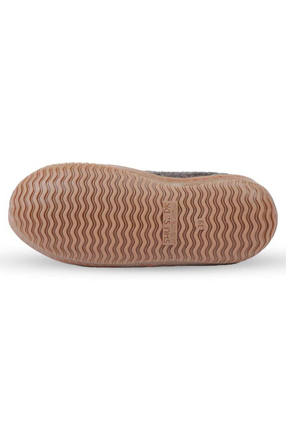 Håndlavede uld hjemmesko fra Shus.dk, lavet af 100% New Zealandsk uld, sikrer varme og komfort. Med natur gummisål. Dansk design.