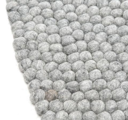 Lys/Grå håndlavet kugletæppe af 100% ren uld tilføjer hygge og stil. Blødt uld materiale og enestående design. Perfekt til at skabe en varm atmosfære i dit hjem.