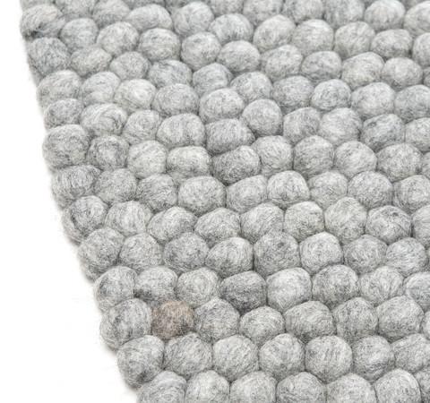 Lys/Grå håndlavet kugletæppe af 100% ren uld tilføjer hygge og stil. Blødt uld materiale og enestående design. Perfekt til at skabe en varm atmosfære i dit hjem.