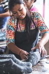 shus.dk - håndlavede hjemmesko og sutsko af kvinder i Nepal.