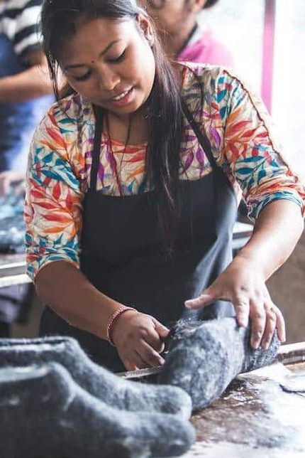 shus.dk - håndlavede hjemmesko og sutsko af kvinder i Nepal.