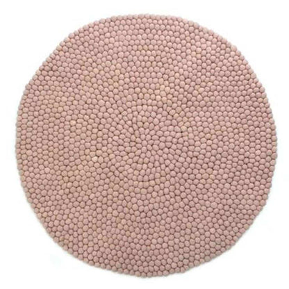 Støvet rosa håndlavet kugletæppe af 100% ren uld tilføjer hygge og stil. Blødt uld materiale og enestående design. Perfekt til at skabe en varm atmosfære i dit hjem.