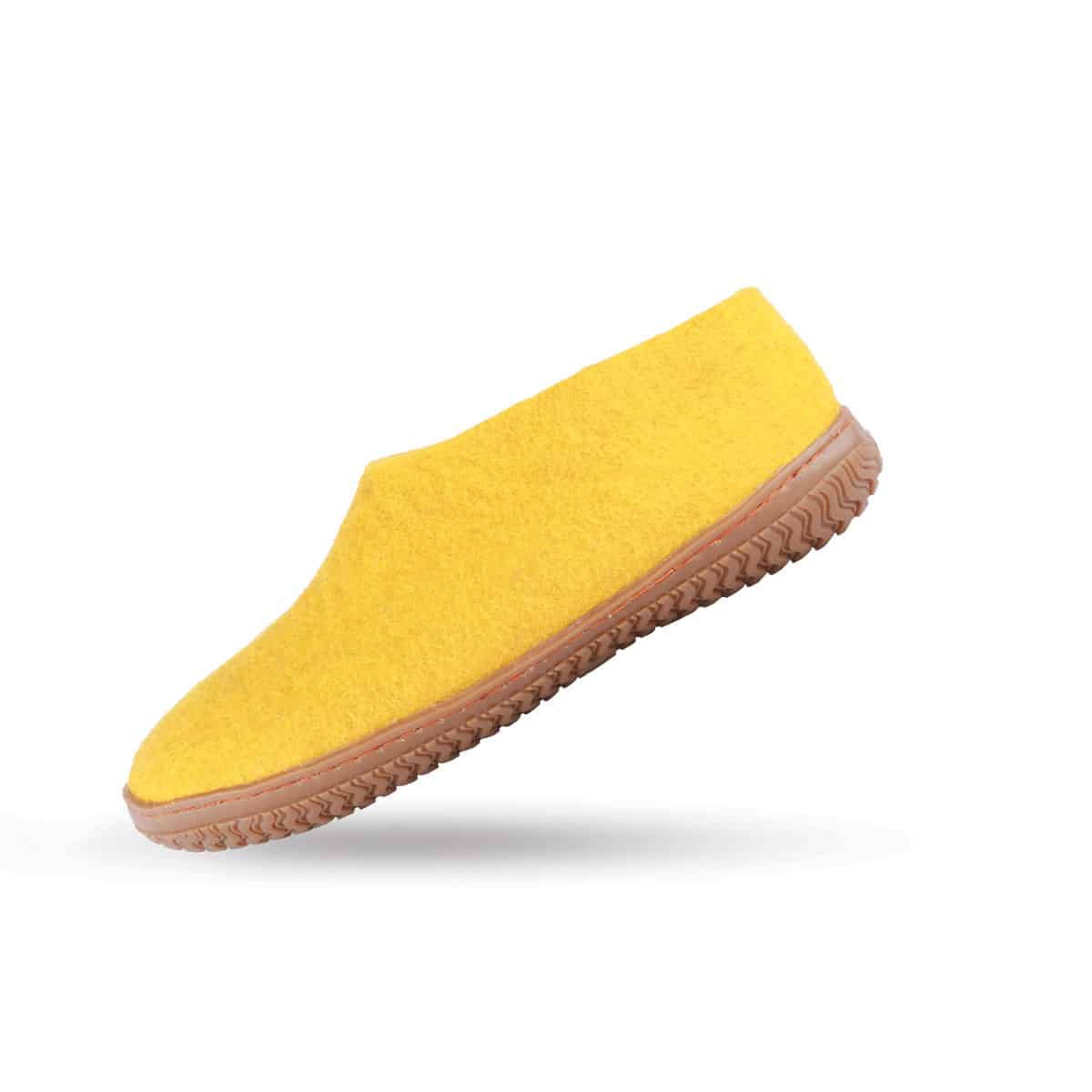 Håndlavede karrygule uld hjemmesko fra Shus.dk, lavet af 100% New Zealandsk uld, sikrer varme og komfort. Med natur gummisål. Dansk design.