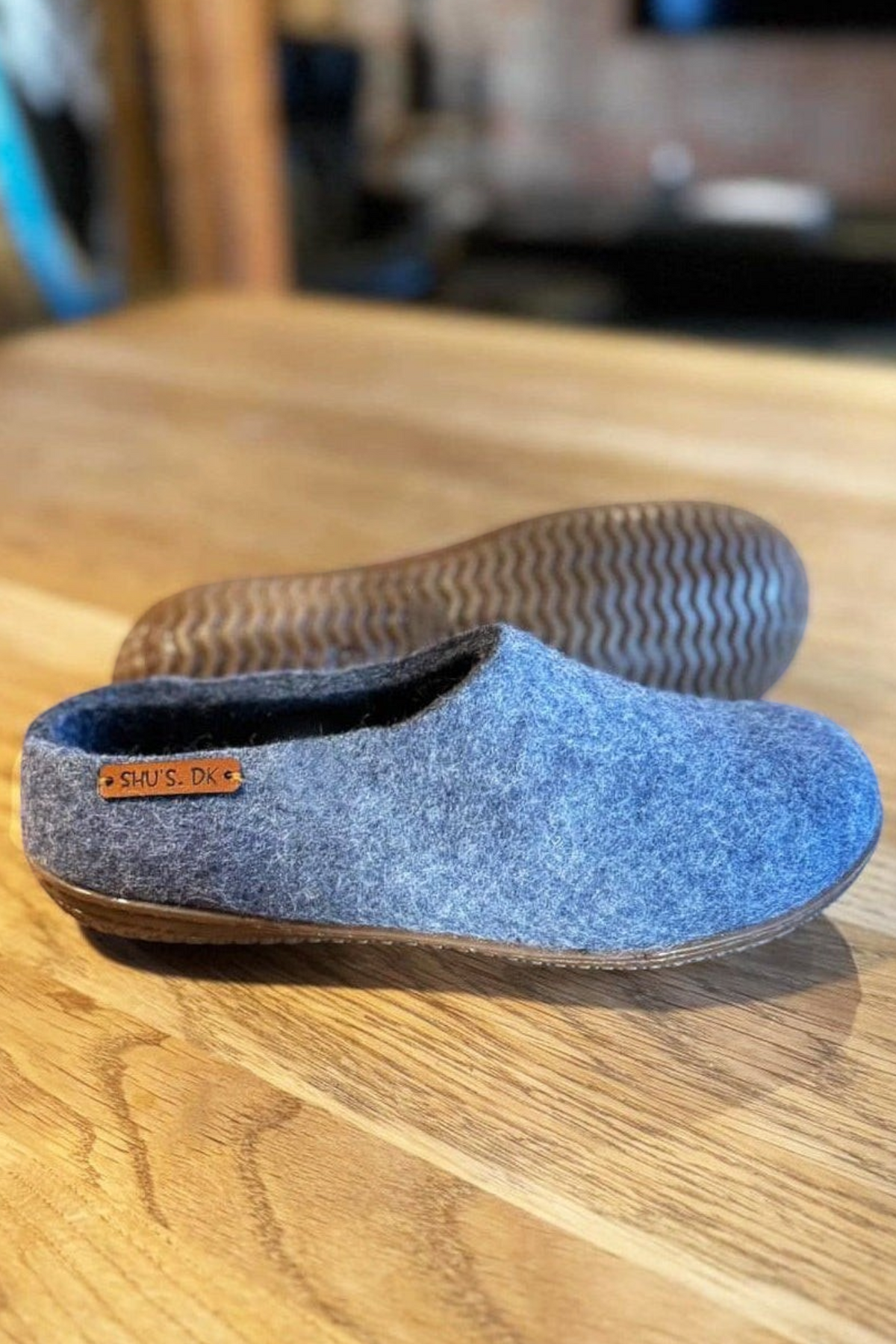 SHUS.dk håndlavede uldhjemmesko i denimblå med skridsikker gummisål og læderlogo på siden