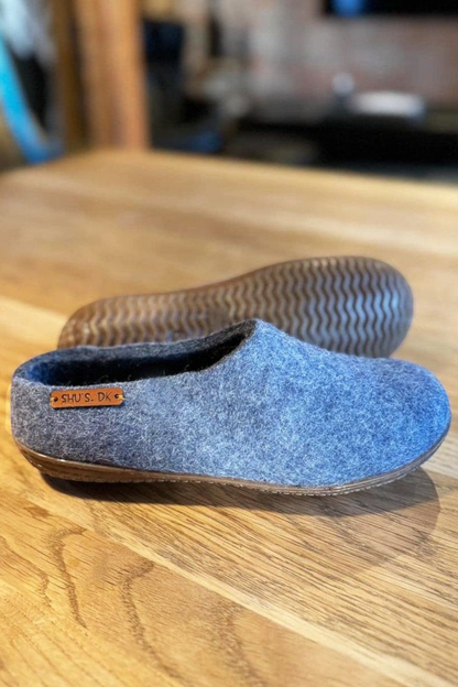SHUS.dk håndlavede uldhjemmesko i denimblå med skridsikker gummisål og læderlogo på siden
