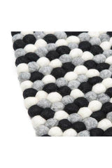 Sort og hvidt håndlavet kugletæppe af 100% ren uld tilføjer hygge og stil. Blødt uld materiale og enestående design. Perfekt til at skabe en varm atmosfære i dit hjem.