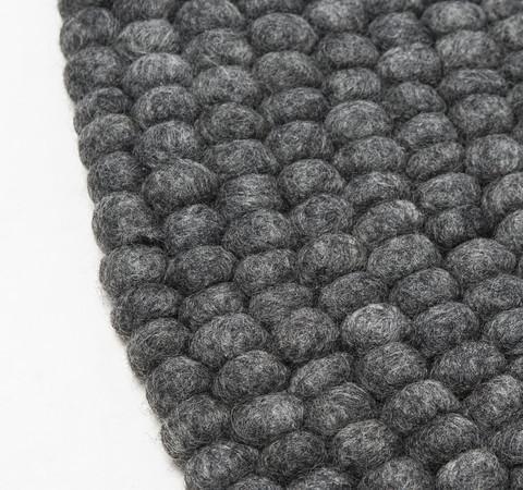 Håndlavede kugletæpper af 100% ren uld tilføjer hygge og stil. Blødt uld materiale og enestående design. Perfekt til at skabe en varm atmosfære i dit hjem.