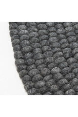 Håndlavede kugletæpper af 100% ren uld tilføjer hygge og stil. Blødt uld materiale og enestående design. Perfekt til at skabe en varm atmosfære i dit hjem.