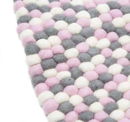 Håndlavede kugletæpper af 100% ren uld tilføjer hygge og stil. Blødt uld materiale og enestående design. Perfekt til at skabe en varm atmosfære i dit hjem.