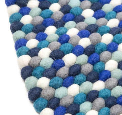 Håndlavede kugletæpper af 100% ren uld tilføjer hygge og stil. Blødt uld materiale og enestående design. Perfekt til at skabe en varm atmosfære i dit hjem.