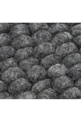 Håndlavede kugletæpper af 100% ren uld tilføjer hygge og stil. Blødt uld materiale og enestående design. Perfekt til at skabe en varm atmosfære i dit hjem.