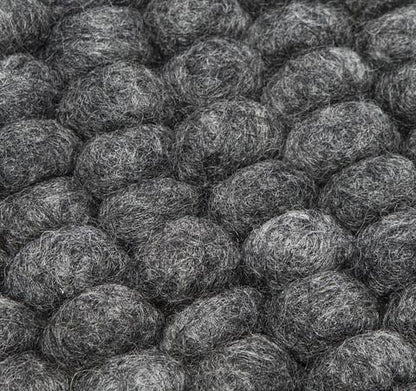 Håndlavede kugletæpper af 100% ren uld tilføjer hygge og stil. Blødt uld materiale og enestående design. Perfekt til at skabe en varm atmosfære i dit hjem.