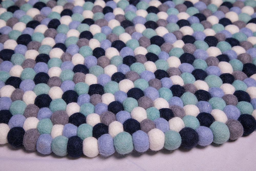 Håndlavede kugletæpper af 100% ren uld tilføjer hygge og stil. Blødt uld materiale og enestående design. Perfekt til at skabe en varm atmosfære i dit hjem.